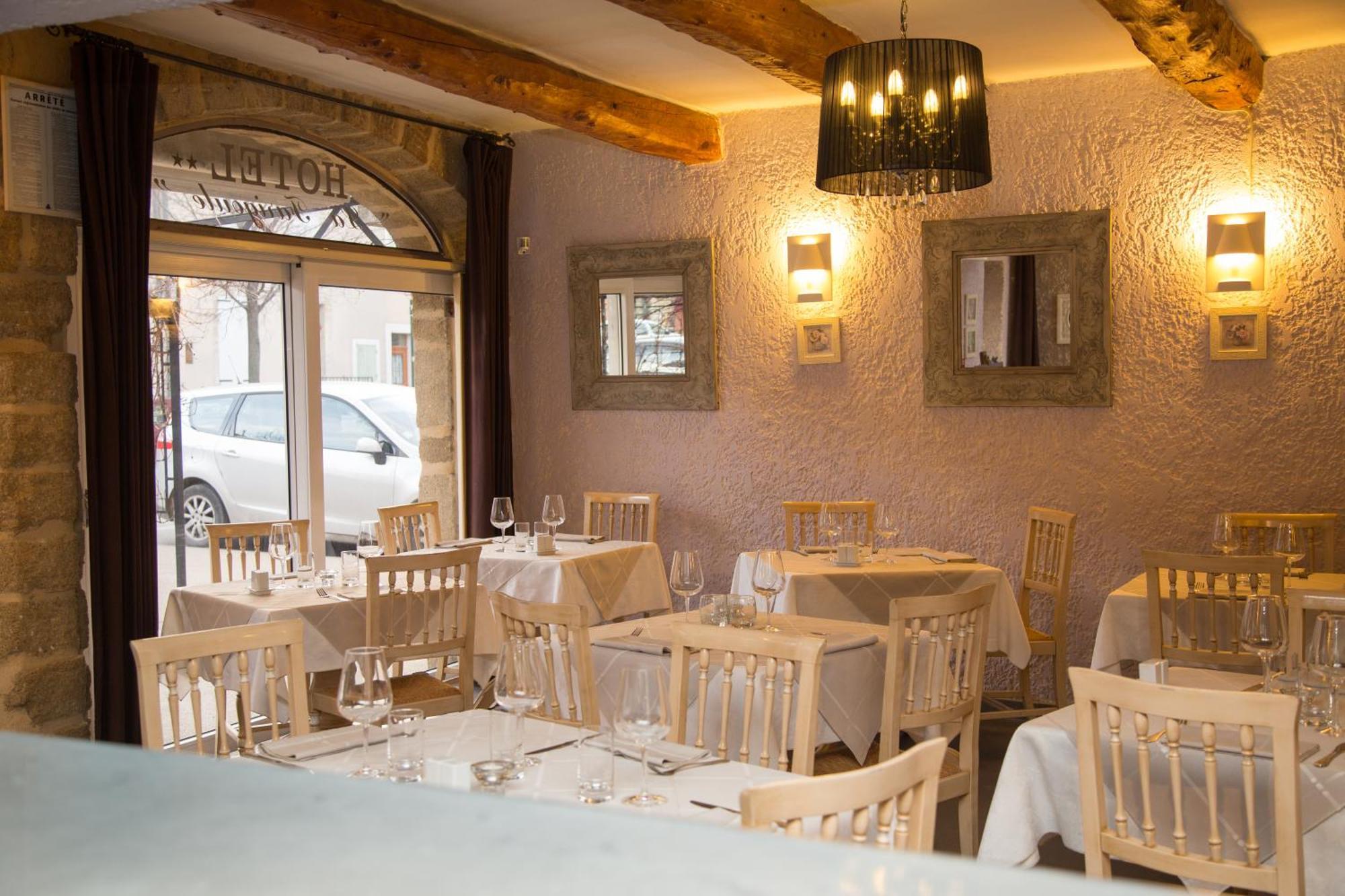 Logis Hotel Restaurant La Farigoule Sainte-Cecile-les-Vignes Bagian luar foto