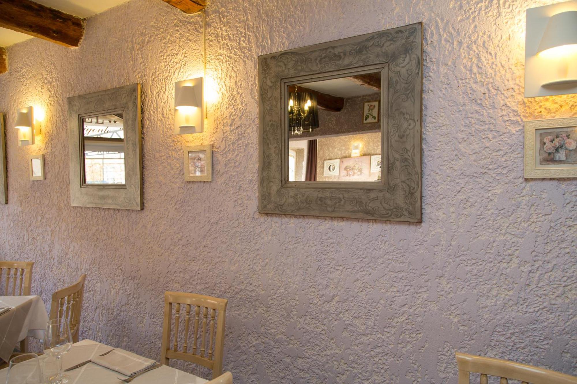 Logis Hotel Restaurant La Farigoule Sainte-Cecile-les-Vignes Bagian luar foto