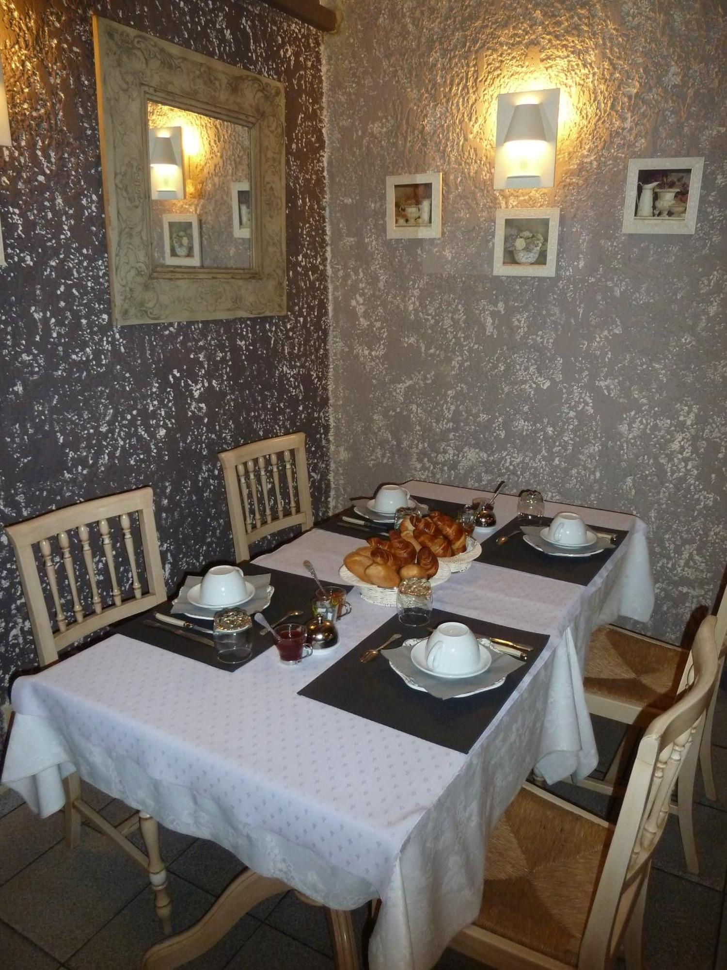 Logis Hotel Restaurant La Farigoule Sainte-Cecile-les-Vignes Bagian luar foto