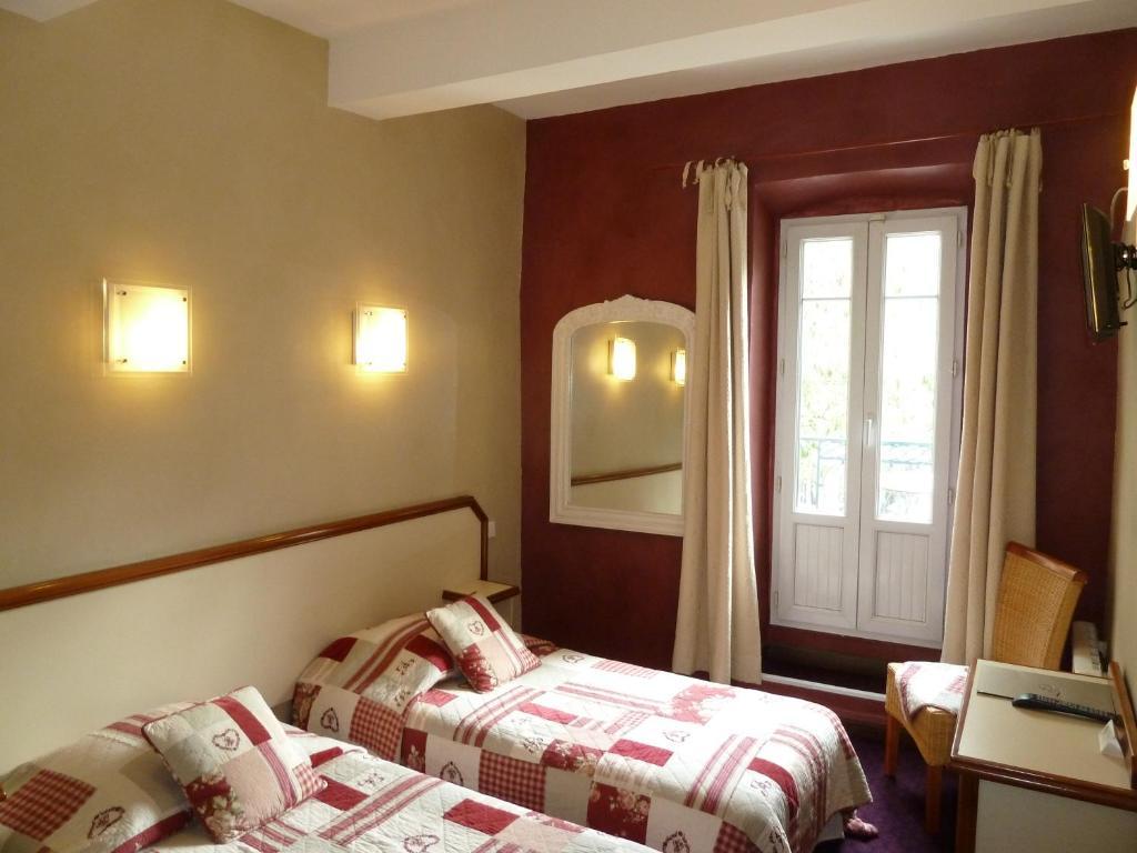 Logis Hotel Restaurant La Farigoule Sainte-Cecile-les-Vignes Ruang foto