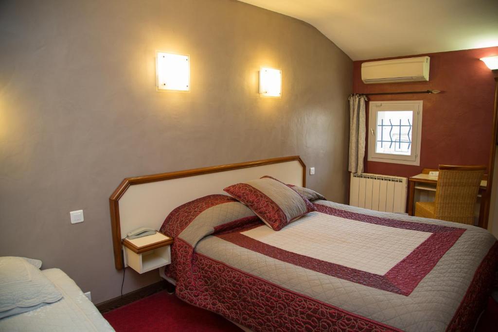 Logis Hotel Restaurant La Farigoule Sainte-Cecile-les-Vignes Ruang foto