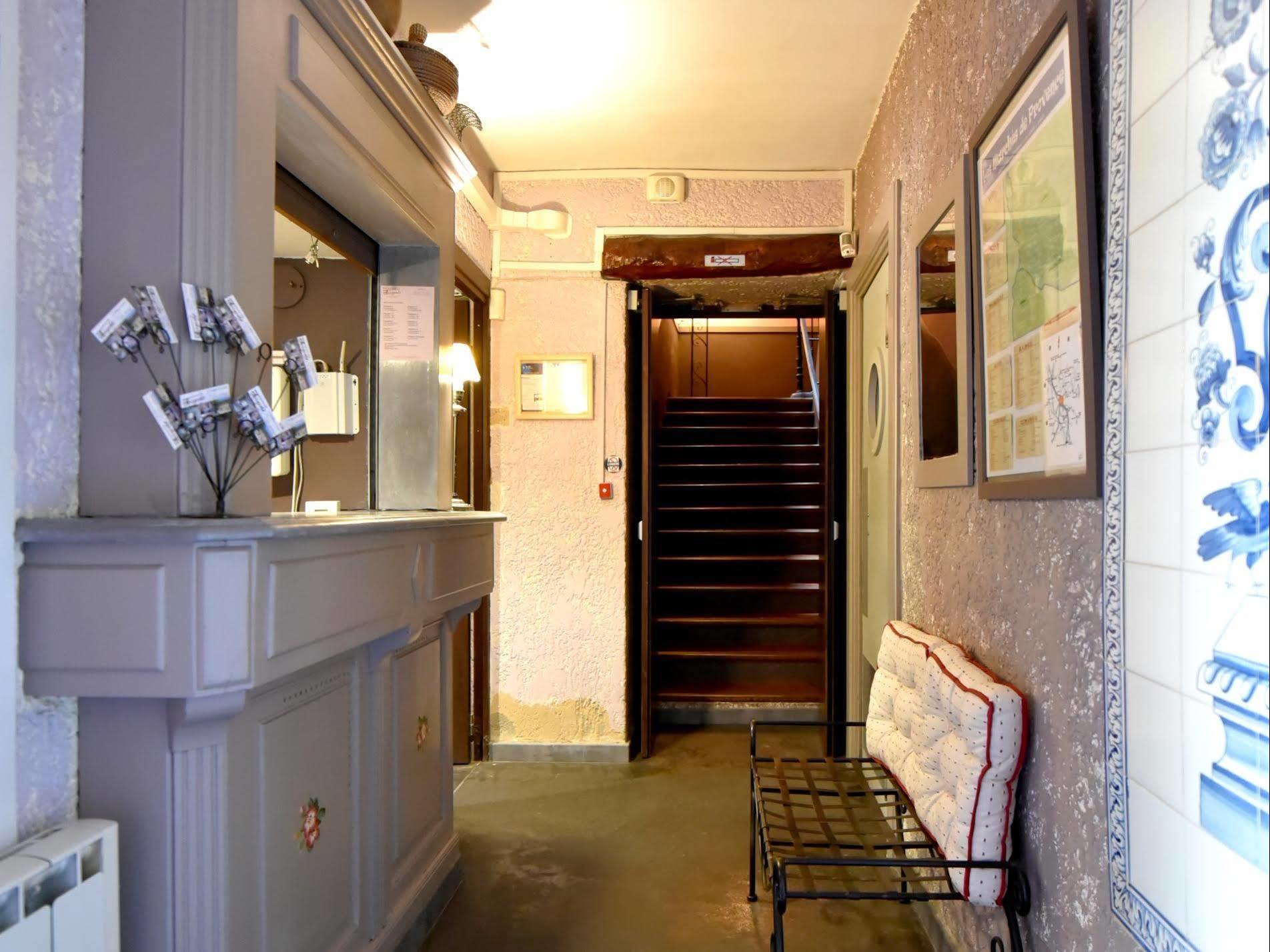 Logis Hotel Restaurant La Farigoule Sainte-Cecile-les-Vignes Bagian luar foto