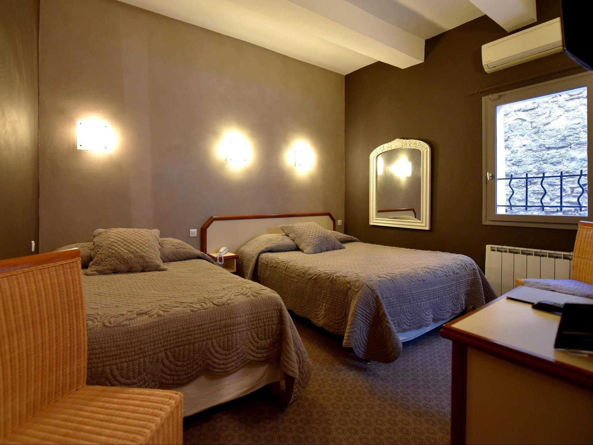 Logis Hotel Restaurant La Farigoule Sainte-Cecile-les-Vignes Bagian luar foto
