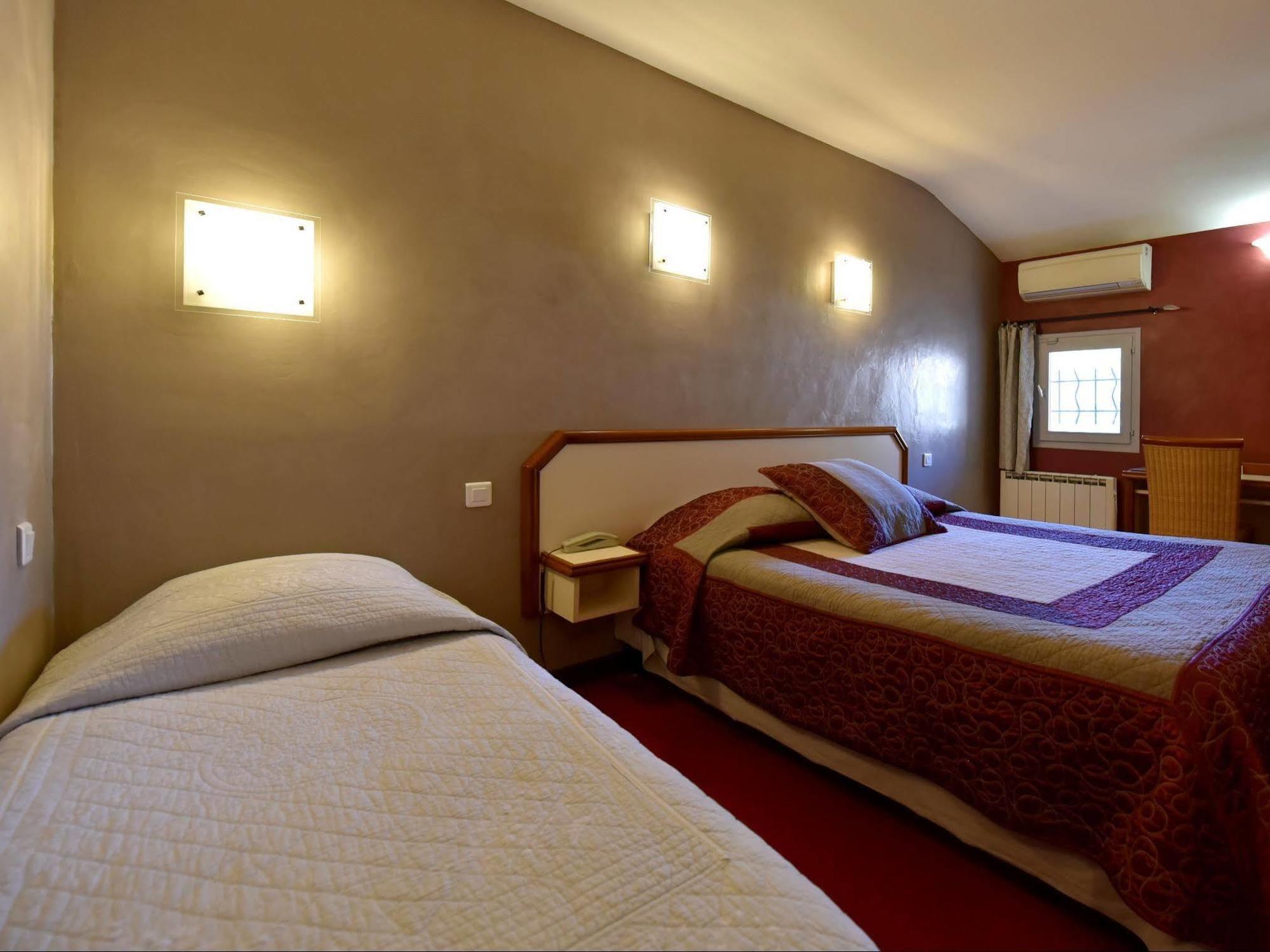 Logis Hotel Restaurant La Farigoule Sainte-Cecile-les-Vignes Bagian luar foto